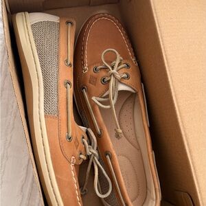 Women’s Leather Boat Shoes in Tan - Classic Lace-Up